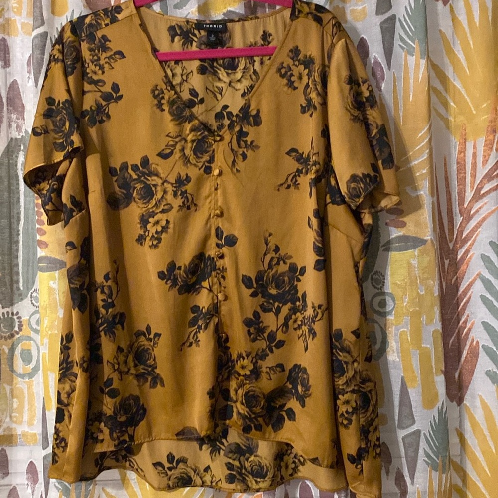 Gold floral satin torrid shirt.
